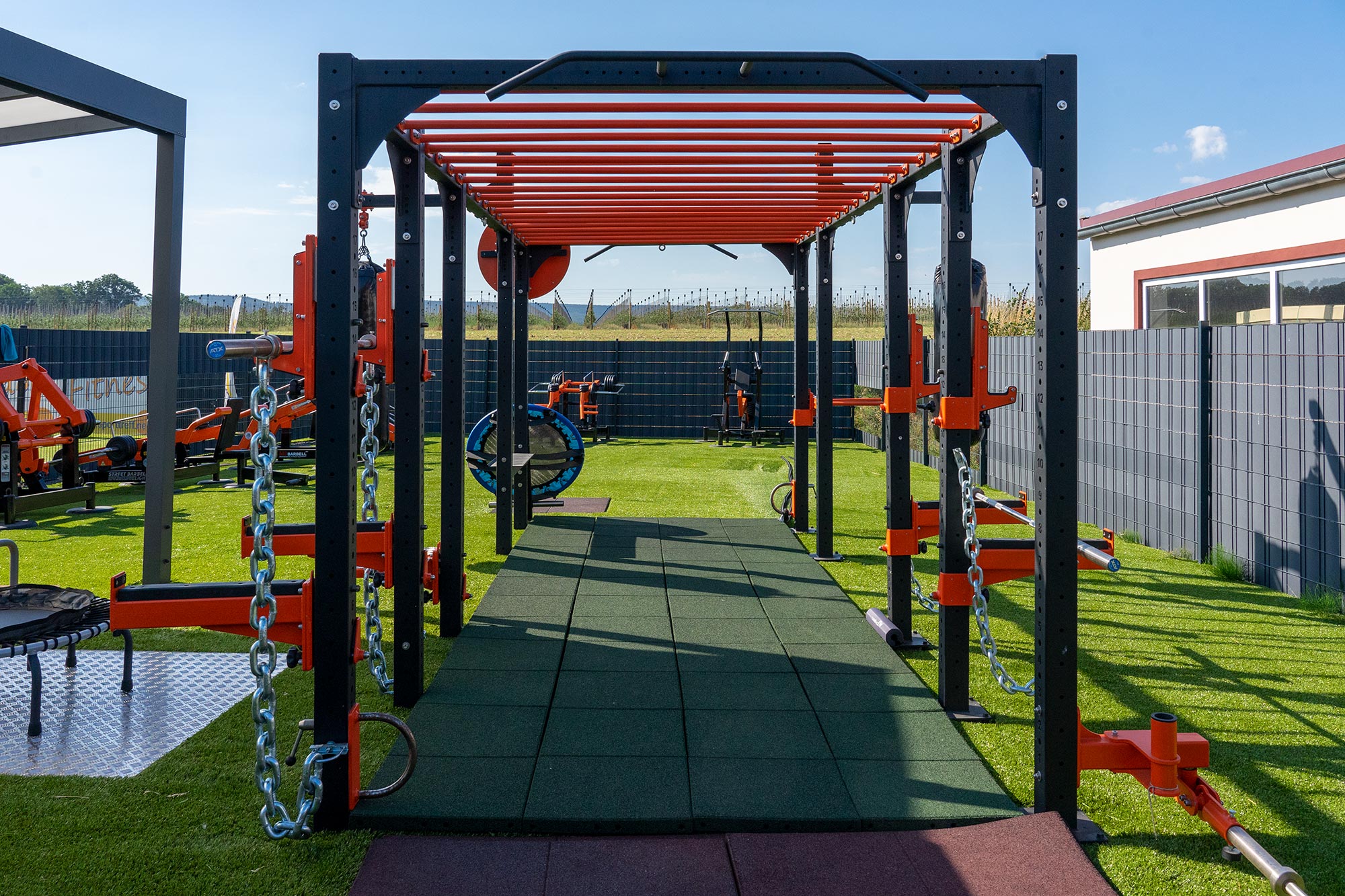 Outdoor-Trainingsbereich mit Functional Rig